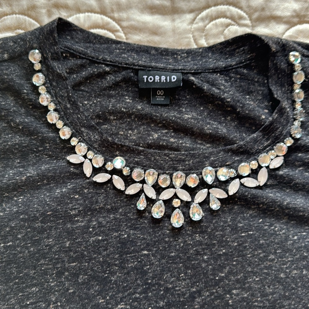 Torrid Rhinestone Embellished Classic Fit Tee in Heathered Charcoal. Size Large. - Picture 4 of 8
